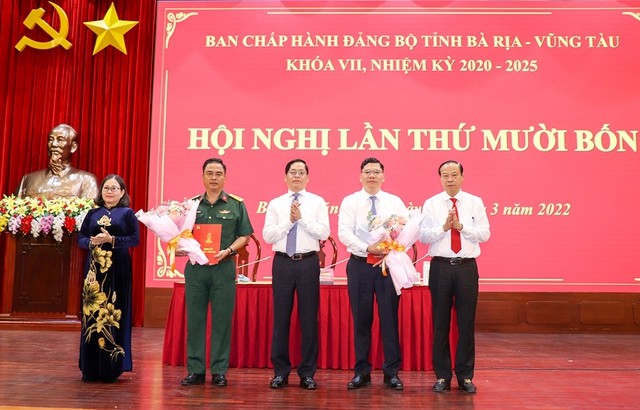 Lãnh đạo tỉnh Bà Rịa - Vũng Tàu chúc mừng Đại tá Lê Xuân Bình và đồng chí Hoàng Nguyên Dinh.