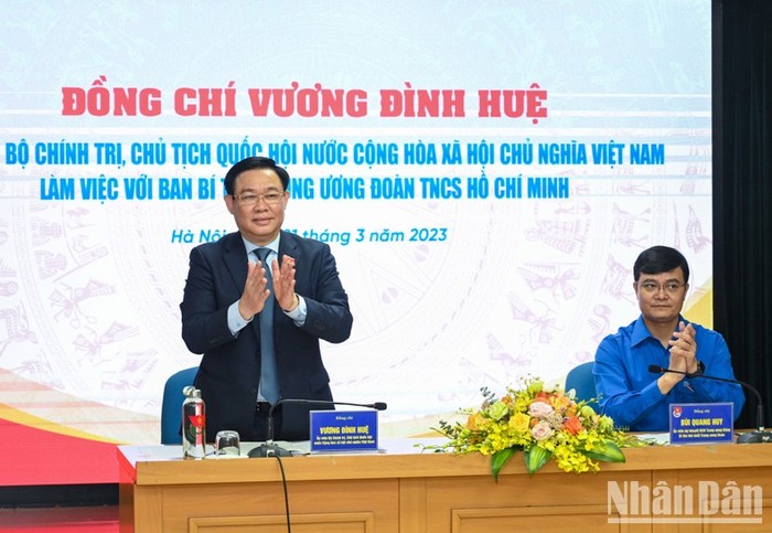 Chủ tịch Quốc hội Vương Đình Huệ và Bí thư thứ nhất Trung ương Đoàn Bùi Quang Huy chủ trì buổi làm việc.