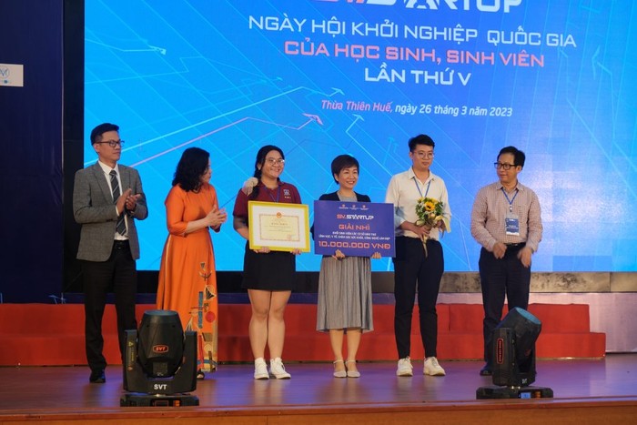 Thạc sĩ Nguyễn Thị Hoài Thương khoa Dược Trường Đại học Nguyễn Tất Thành cùng đội – ứng dụng vỏ cam sau khi lấy nước trong sản xuất tinh dầu, sáp thơm, xà phòng, mỹ phẩm và phân bón hữu cơ nhận giải nhì Lĩnh vực: y tế, chăm sóc sức khỏe, công nghệ làm đẹp