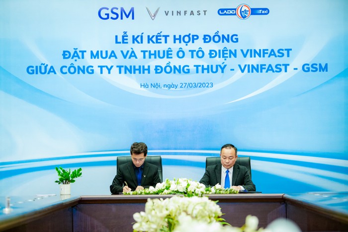 Ông Nguyễn Văn Thanh - Tổng giám đốc Công ty GSM kiêm Phó Tổng giám đốc VinFast Việt Nam (bên trái) và ông Nguyễn Ngọc Đồng - Tổng giám đốc Công ty trách nhiệm hữu hạn Đồng Thuý ký kết hợp đồng mua và thuê xe ô tô điện VinFast.