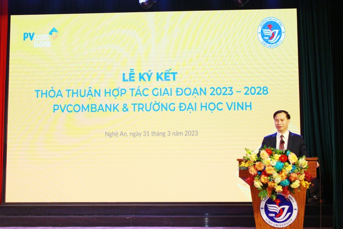 Giáo sư, Tiến sĩ Nguyễn Huy Bằng - Hiệu trưởng Trường Đại học Vinh cảm ơn những đóng góp của PVcomBank