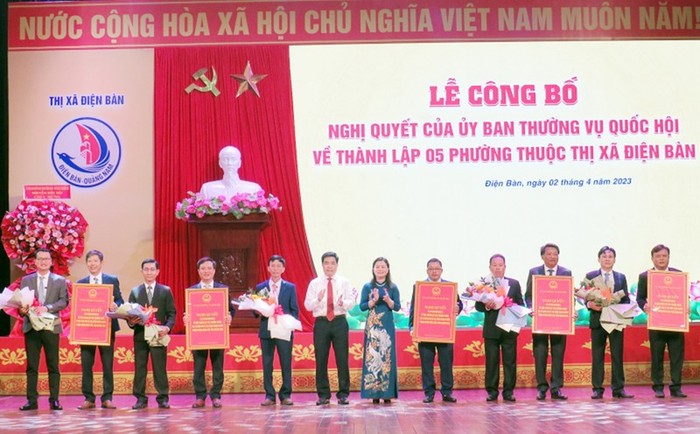 Trao chứng nhận thành lập phường cho đại diện lãnh đạo 5 phường