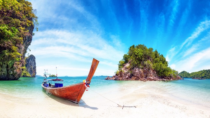 Là điểm đến không thể bỏ qua khi đến Thái Lan, Phuket khiến du khách không thể rời mắt với các bãi biển cát mịn nước trong xanh...