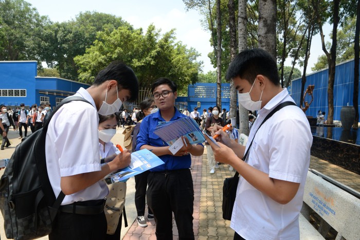 Học sinh tìm hiểu thông tin tuyển sinh của trường.