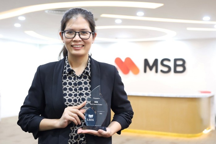 Bà Nguyễn Thị Thúy Dương, Giám đốc Trung Tâm Thị trường Tài chính MSB cùng giải thưởng của LSEG