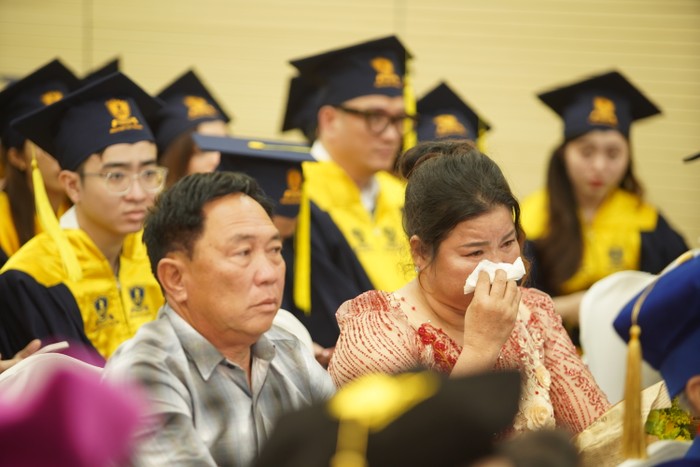 Những giọt nước mắt hạnh phúc của mẹ Hồng Lễ khi chứng kiến đứa con của mình đã khoác lên bộ lễ phục trong ngày tốt nghiệp
