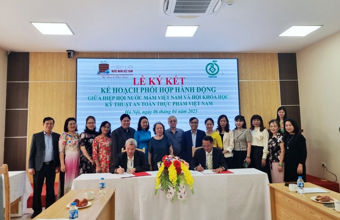 Hiệp hội Nước mắm Việt Nam và Hội Khoa học kỹ thuật an toàn thực phẩm Việt Nam ký kết Kế hoạch phối hợp hành động.