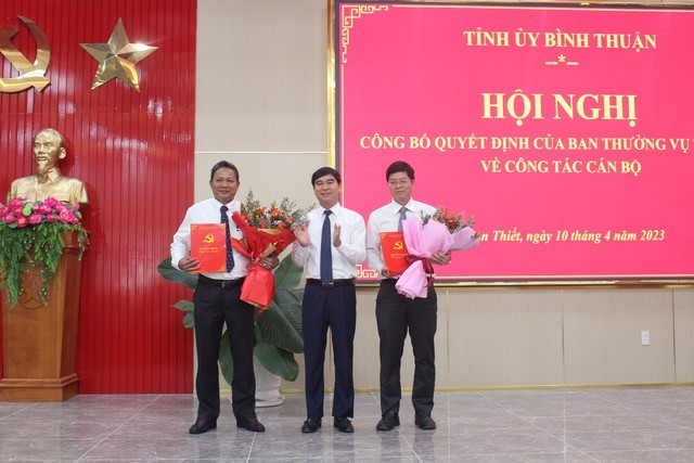 Bí thư Tỉnh ủy Bình Thuận Dương Văn An trao quyết định và chúc mừng đồng chí Nguyễn Hồng Hải và đồng chí Phạm Văn Nam.
