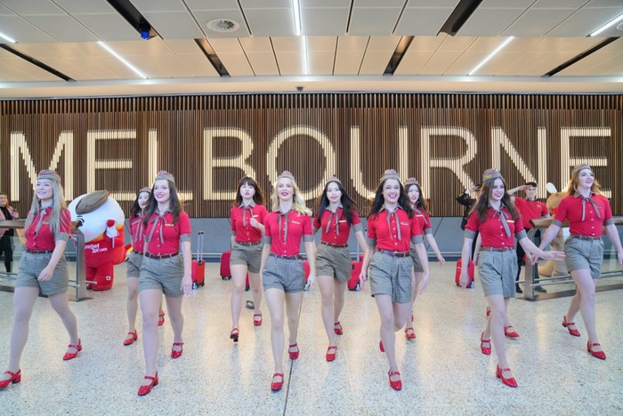 Các phi công, tiếp viên Vietjet trình diễn nhảy flashmob tại sân bay Melbourne