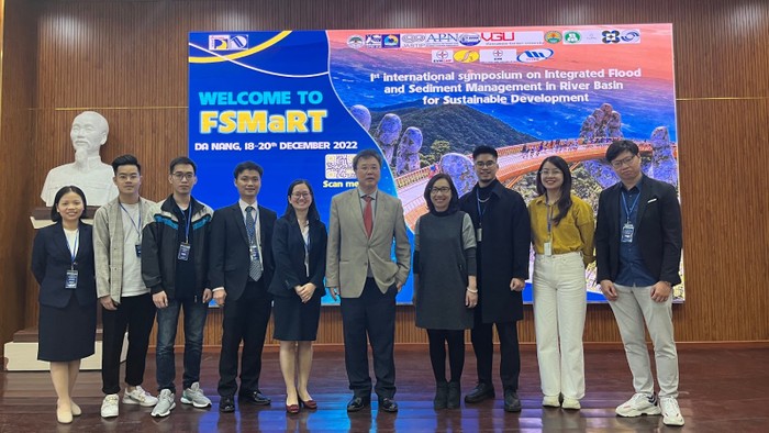 Phúc (thứ 3 từ phải qua) tham dự Hội thảo khoa học quốc tế FSMaRT 2022 tại Đà Nẵng. Ảnh: NVCC