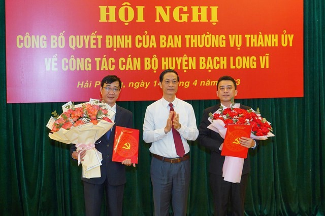 Phó Bí thư Thường trực Thành ủy Hải Phòng Đỗ Mạnh Hiến trao quyết định và chúc mừng các cán bộ được điều động, bổ nhiệm chức vụ mới.