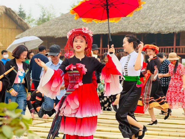 Chương trình biểu diễn tại không gian văn hóa Sun World Fansipan Legend thu hút du khách tham dự.