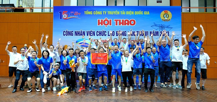 Ban Tổ chức trao giải cho các đội thi và các vận động viên