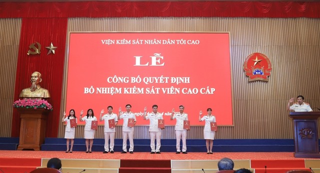 Các Kiểm sát viên cao cấp thực hiện nghi thức tuyên thệ.