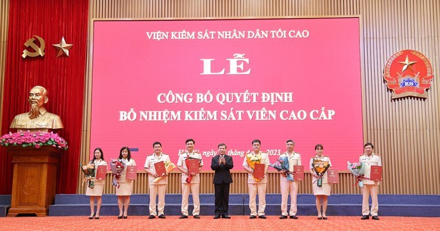 Đồng chí Lê Minh Trí trao quyết định và chúc mừng các cán bộ được bổ nhiệm Kiểm sát viên cao cấp