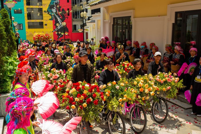 Những chiếc xe chở đầy hoa hồng cùng xuống phố, diễu hành trong ngày 27-29/4.