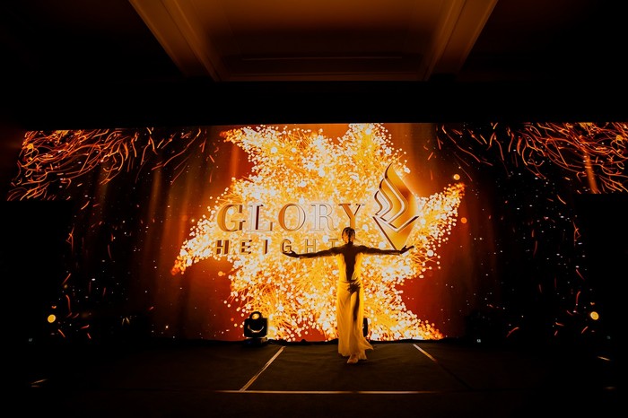 Glory to GLORY là sự kiện nghệ thuật trưng bày 25 tác phẩm tranh và chuỗi biểu diễn múa Body Painting, trình diễn âm nhạc và trình chiếu công nghệ 3D đang được tổ chức tại Dinh Độc Lập, Thành phố Hồ Chí Minh.