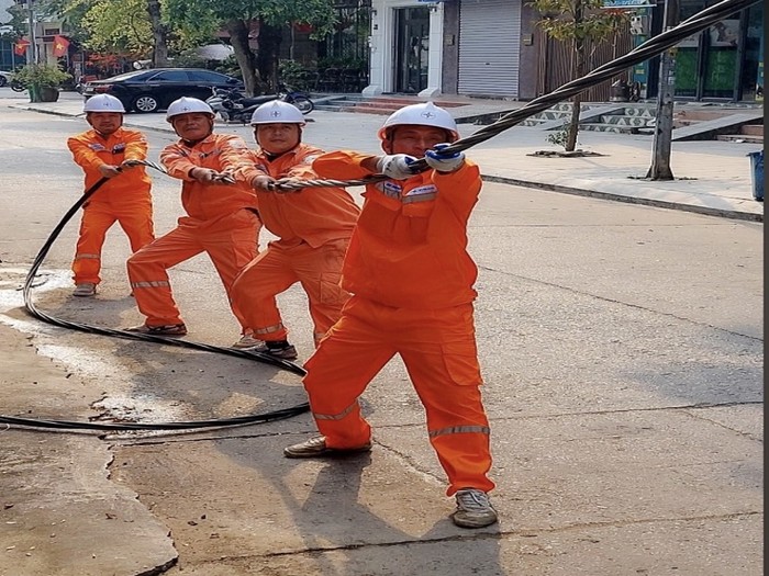 Điện lực Thành phố Móng Cá, Quảng Ninh tích cực kiểm tra hệ thống lưới điện nhằm đảm bảo dòng diện luôn được thông suốt, phục vụ khách hàng an toàn, ổn định.