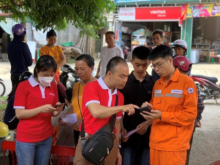 Điện lực Lạng Sơn tuyên truyền và hướng dẫn khách hàng về những tiện ích khi thanh toán tiền điện không sử dụng tiền mặt