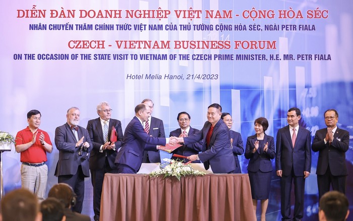 Hãng hàng không Vietjet và trường bay F Air - Cộng hòa Séc đã ký thoả thuận hợp tác trước sự chứng kiến của Thủ tướng Chính phủ Việt Nam Phạm Minh Chính và Thủ tướng chính phủ Cộng Hòa Séc Petr Fiala