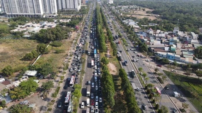 Vành đai 2 chưa khép kín, phương tiện phải đi vòng từ Xa lộ Hà Nội qua Mai Chí Thọ đến nút giao An Phú mới vào được cảng Cát Lái, vì vậy tuyến đường Mai Chí Thọ thường xuyên chịu cảnh ùn tắc, kẹt xe