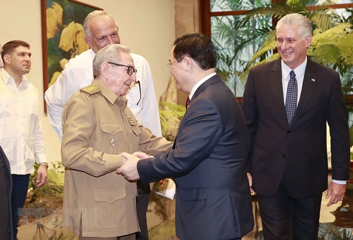 Chủ tịch Quốc hội Vương Đình Huệ với Đại tướng Raul Castro tại buổi hội kiến. Ảnh: Doãn Tấn/TTXVN