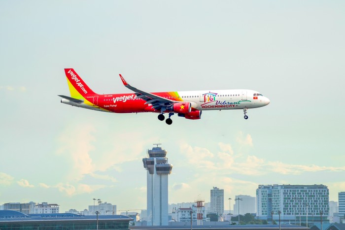 Máy bay Vietjet mang biểu tượng du lịch Thành phố Hồ Chí Minh.