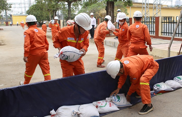 Các lực lượng tại chỗ Truyền tải điện Hà Nội phối hợp khắc phục sự cố