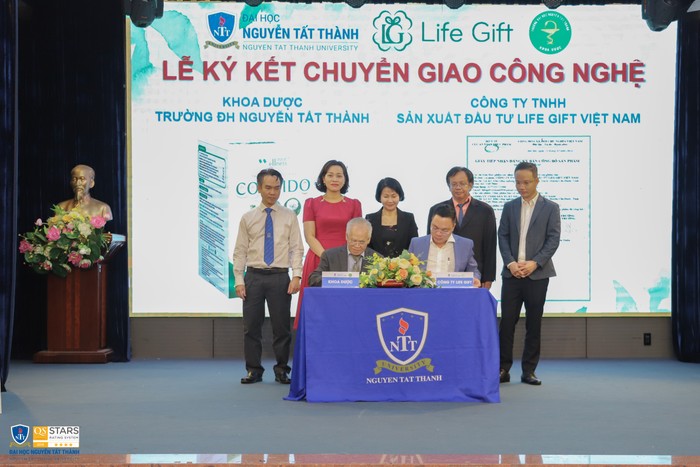 Trường Đại học Nguyễn Tất Thành và Công ty Trách nhiệm hữu hạn sản xuất đầu tư Life Gift Việt Nam ký kết biên bản ghi nhớ hợp tác chuyển giao công nghệ sản phẩm trà tiêu độc.