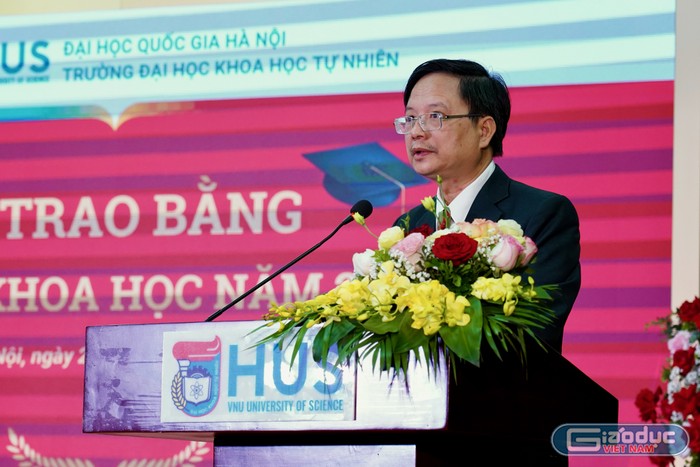 Giáo sư, Tiến sĩ khoa học Vũ Hoàng Linh - Hiệu trưởng Trường Đại học Khoa học Tự nhiên - Đại học Quốc gia Hà Nội phát biểu khai mạc buổi lễ. Ảnh: Minh Nguyệt