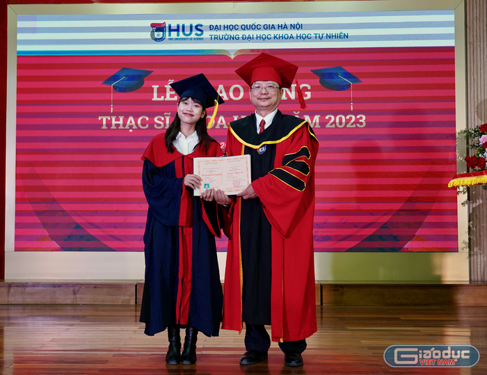 Giáo sư, Tiến sĩ khoa học Vũ Hoàng Linh - Hiệu trưởng Trường Đại học Khoa học Tự nhiên - Đại học Quốc gia Hà Nội trao bằng cho tân thạc sĩ. Ảnh: Minh Nguyệt