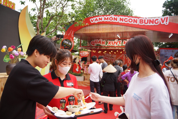 Giới trẻ hào hứng trải nghiệm các món ngon cùng tương ớt và nước mắm Chin-su.