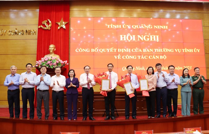 Ban Thường vụ Tỉnh ủy Quảng Ninh chúc mừng đồng chí Vũ Văn Diện, đồng chí Vũ Quyết Tiến và đồng chí Bùi Thúy Phượng nhận nhiệm vụ mới.