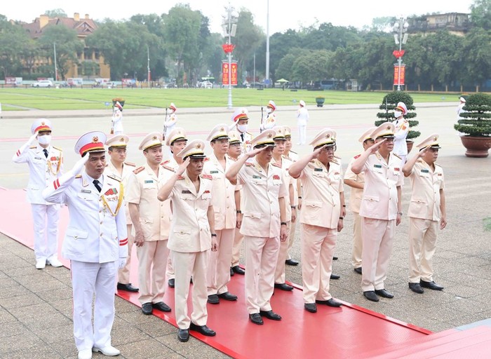 Đoàn đại biểu Đảng ủy Công an Trung ương và Bộ Công an thành kính tưởng nhớ Chủ tịch Hồ Chí Minh. Ảnh: Minh Đức - TTXVN