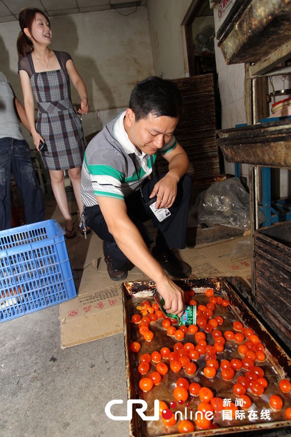 Nguyên liệu dùng làm nhân bánh không có dụng cụ bảo quản...