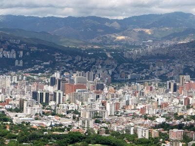 9: Caracas (Venezuela) Chi phí thực phẩm hàng tháng: 689 USD/tháng (tức hơn 13,7 triệu đồng) Chi phí quần áo cho một cặp vợ chồng: 1470 USD (tức hơn 29,4 triệu đồng) Chi phí dịch vụ hàng tháng: 690 USD (tức hơn 13,8 triệu đồng) Chi phí thuê nhà hàng tháng: 2100 USD/tháng (tức 42 triệu đồng)