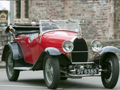 7. Xe Bugati giá 241.781 USD: Chiếc xe Bugatti Type 40 Roadster có từ năm 1927 đã được bán với giá 241.781 USD tại một cuộc đấu giá trong tháng 9. Theo ước tính, có khoảng 775 chiếc xe này được sản xuất, song chỉ còn khoảng 20 chiếc đến ngày nay.