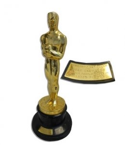 5. Tượng Oscar từng được trao có giá hơn 427.000 USD: Tượng Oscar cho giải “Nữ diễn viên xuất sắc nhất” của Joan Crawford trong vai diễn của bộ phim Mildred Pierce được bán với giá 426.732 USD. Đây không phải là lần đầu tiên bức tượng này được bán. Hồi năm 1993, nó được mua với giá 60.000 USD. Trong 16 năm, bức tượng tăng giá 600%.