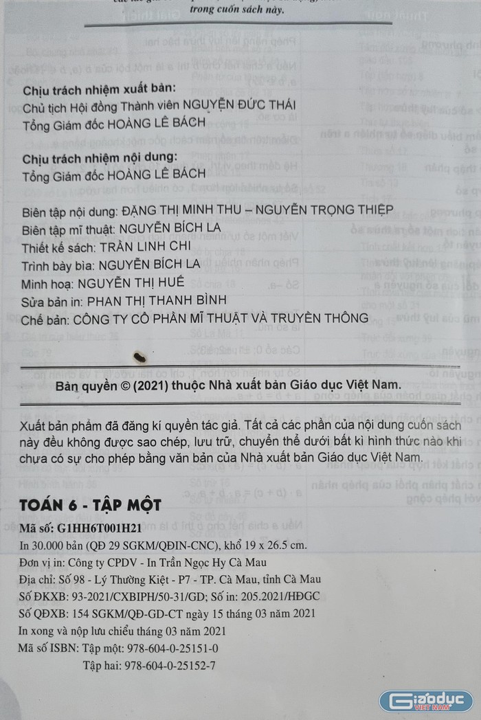 Sách giáo khoa Toán 6 in tại Cà Mau. (Ảnh: Hồ Đông)