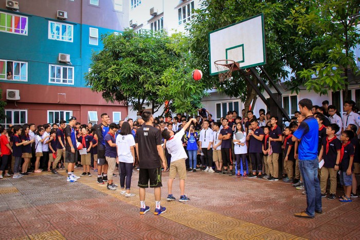 Ngoài các môn thể thao, nhà trường nên bố trí những buổi tập huấn những kỹ năng sống cơ bản nhất cho học sinh. Ảnh: Trường Trung học cơ sở Đoàn Thị Điềm.