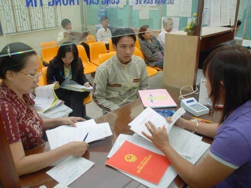 Nhiều người lo lắng cho rằng, thông tư 33 của Bộ Tài nguyên và Môi trường bắt ghi đầy đủ tên thành viên trong gia đình vào sổ đỏ. Ảnh:C.F