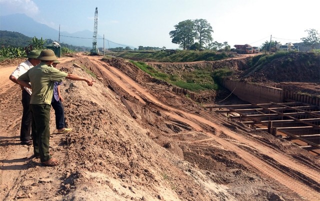 Đến nay đã 7 năm, dự án đầu tư tiếp nước, cải tạo khôi phục sông Tích vẫn đang thi công theo kiểu rùa bò gây bức xúc cho người dân và ảnh hưởng đến hiệu quả sử dụng ngân sách nhà nước. Ảnh: Hải Yến.