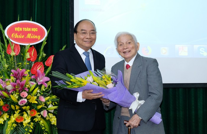 Thủ tướng chúc mừng sinh nhật lần thứ 90 của Giáo sư Hoàng Tụy. Ảnh: VGP