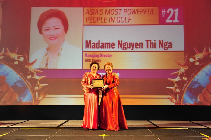 Madame Nguyen Thi Nga (bên trái) được vinh danh là “Lãnh đạo có tầm nhìn xuất sắc của châu Á Thái Bình Dương. Ảnh: BRG