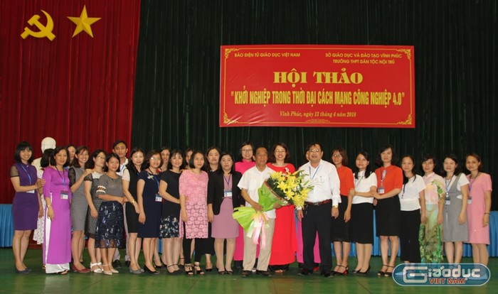 Các thầy cô giáo Trường trung học phổ thông nội trú tỉnh Vĩnh Phúc chụp ảnh lưu niệm với Giáo sư Nguyễn Lân Dũng. Ảnh: Vũ Phương.