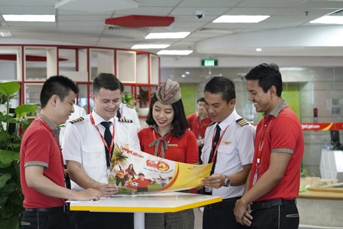 Ngoài thời gian làm nhiệm vụ phục vụ hành khách, phi công và tiếp viên của Vietjet cũng rất hào hứng đón chờ các trận đấu tại World Cup 2018. Ảnh: Vietjet