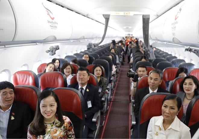 Những hành khách vinh dự trên chuyến bay đầu tiên mang biểu tượng du lịch Thái Lan.