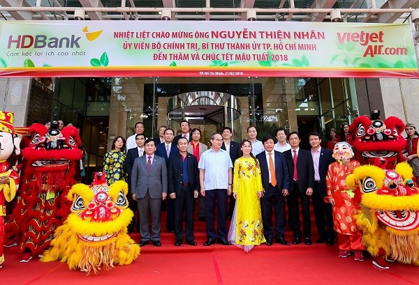 Hội sở chính HDBank tưng bừng chào đón lãnh đạo đến thăm vào ngày khai trương hoạt động. Ảnh: HDBank.