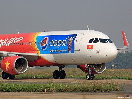 Tàu bay gắn logo thương hiệu Pepsi mang chuyến bay Tết miễn phí cho sinh viên. Ảnh: Vietjet.