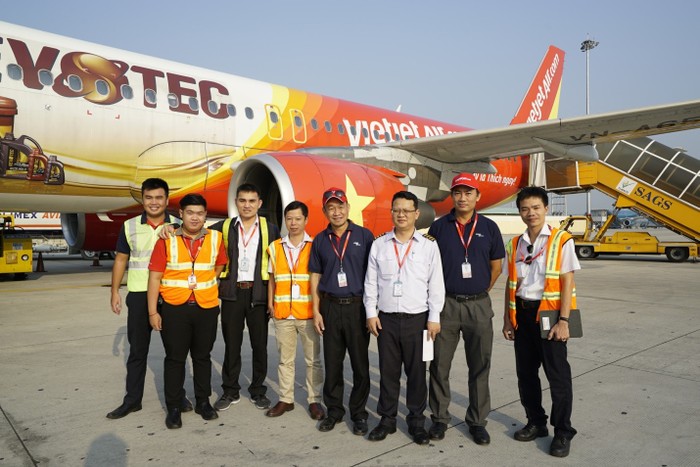 Giám đốc điều hành Vietjet Lưu Đức Khánh và Phó tổng giám đốc Tô Việt Thắng (mũ đỏ) tiễn đoàn công tác trên tàu bay VN-A655.